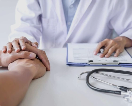 Врач успокаивает пациента